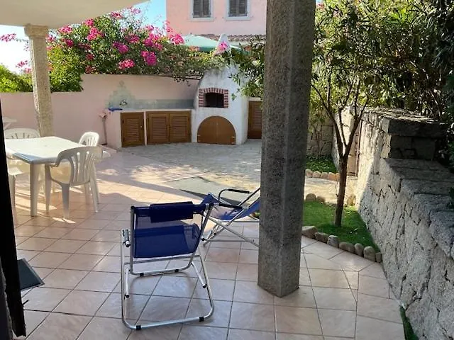 度假居 Viletta Bifamiliare Villaggio Baia Vignola 阿列恩图